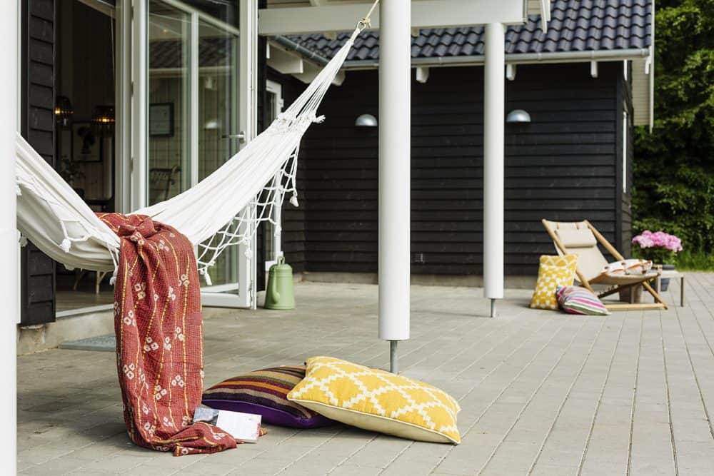 Hængekøje under udhæng ved sommerhus