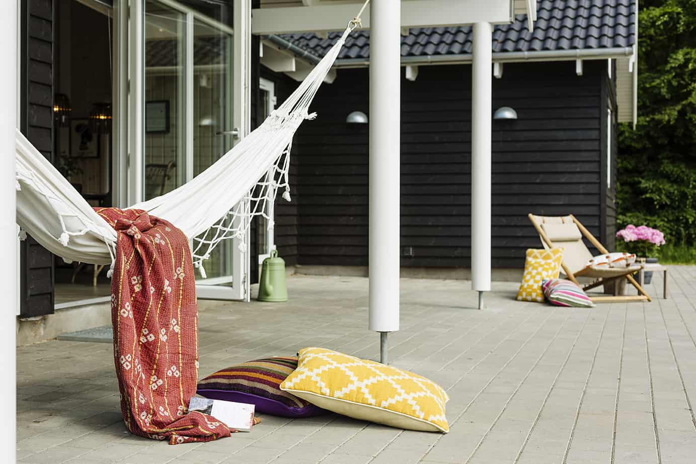 Hængekøje under udhæng ved sommerhus