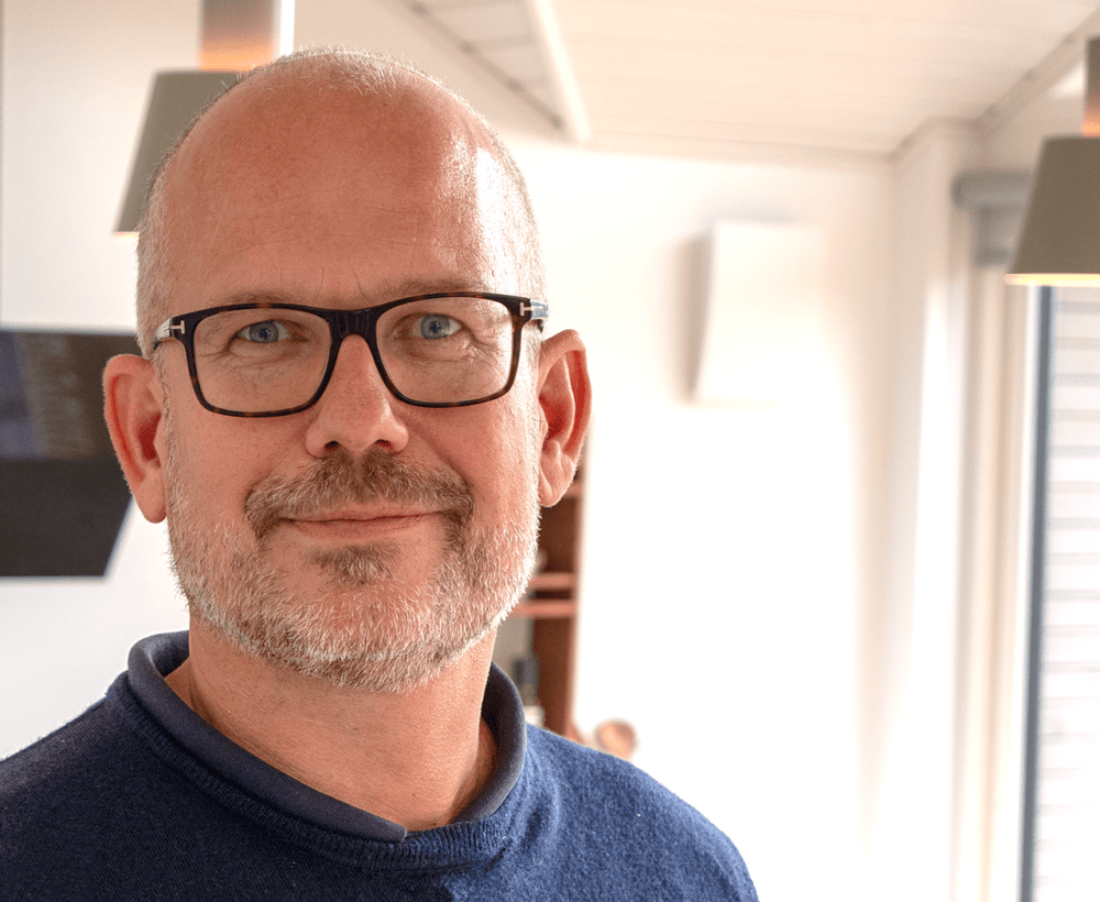 Portrætfoto af Søren Milo i sommerhus