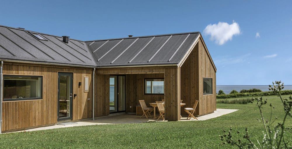 Træhus sommerhus set udefra i brun