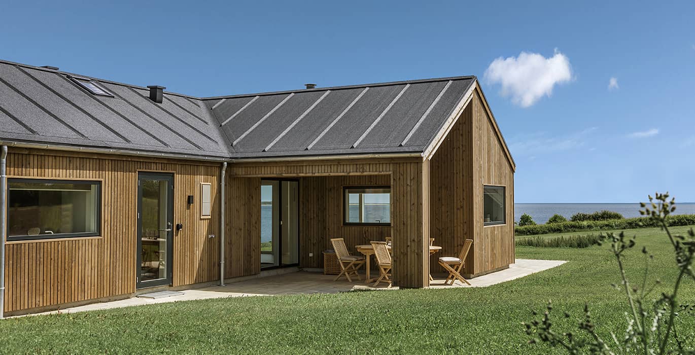 Træhus sommerhus set udefra i brun