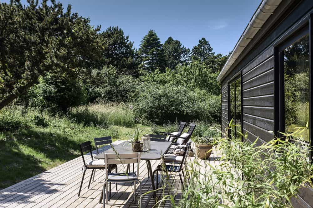 Solskin over træterrasse i sommerhus