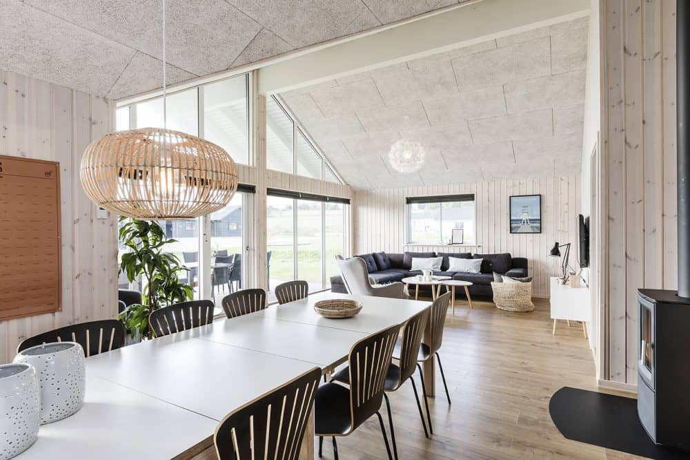 Alrum i sommerhus set fra spisebordet af