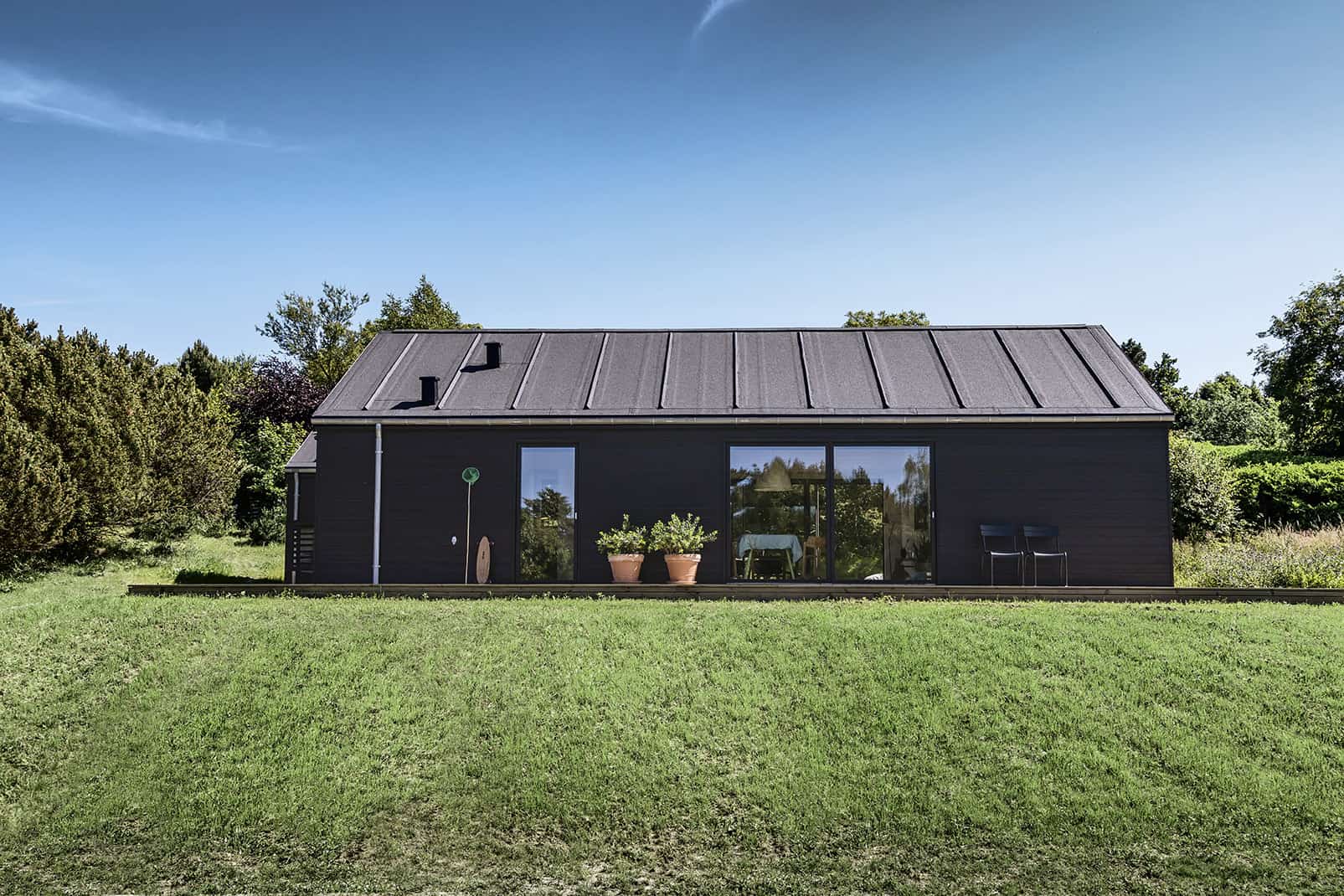 Mindre hyggeligt sommerhus set udefra