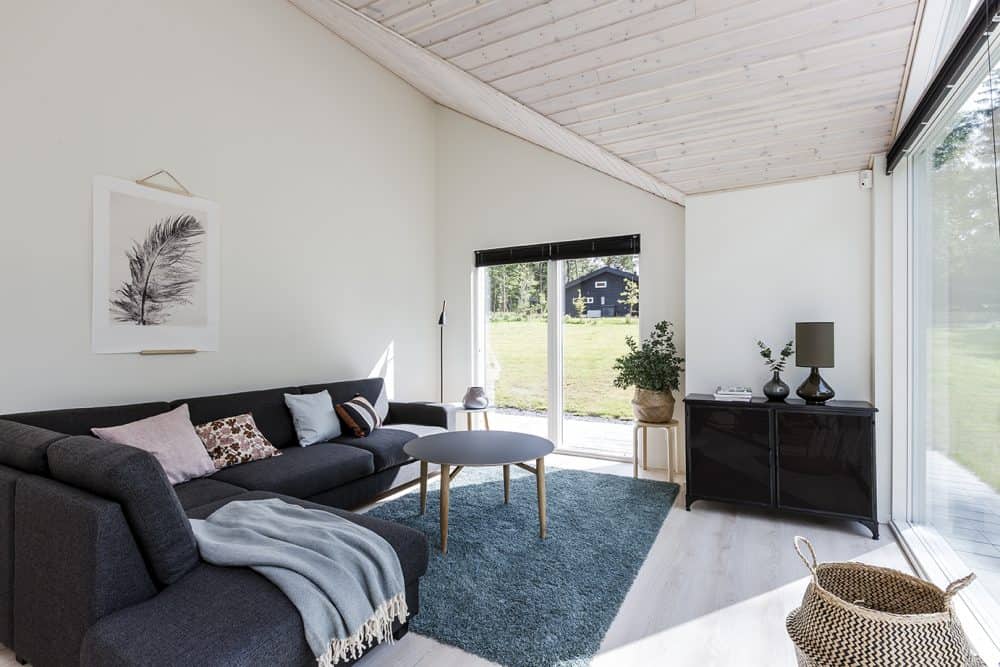 Sofa med sofamøbler og stort vinduesparti