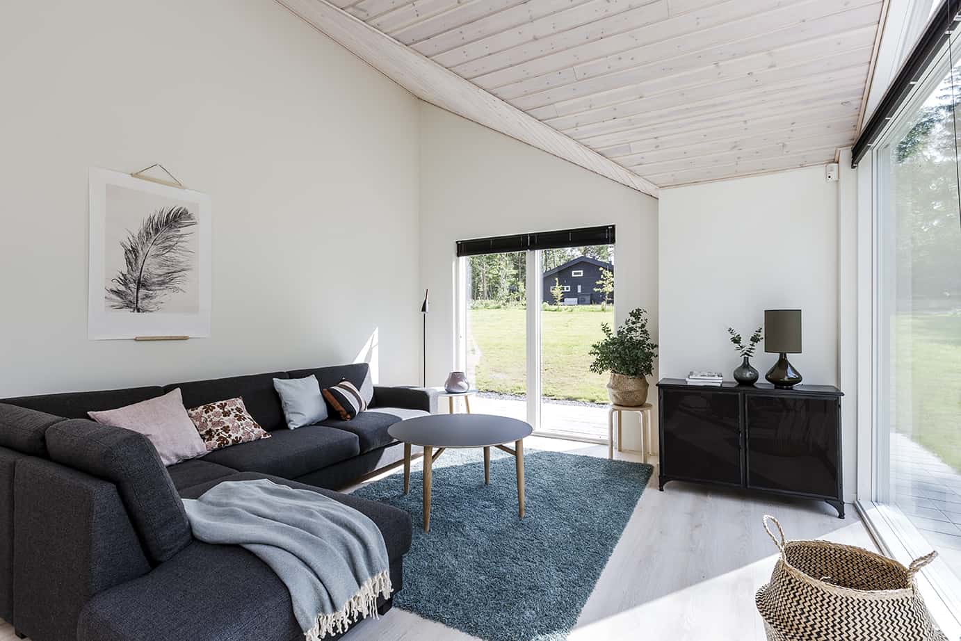 Sofa med sofamøbler og stort vinduesparti