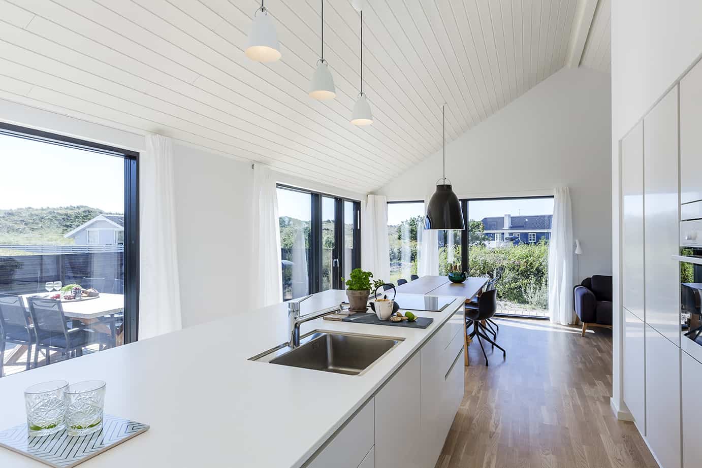 Køkken alrum i hvidt set fra køkkenet