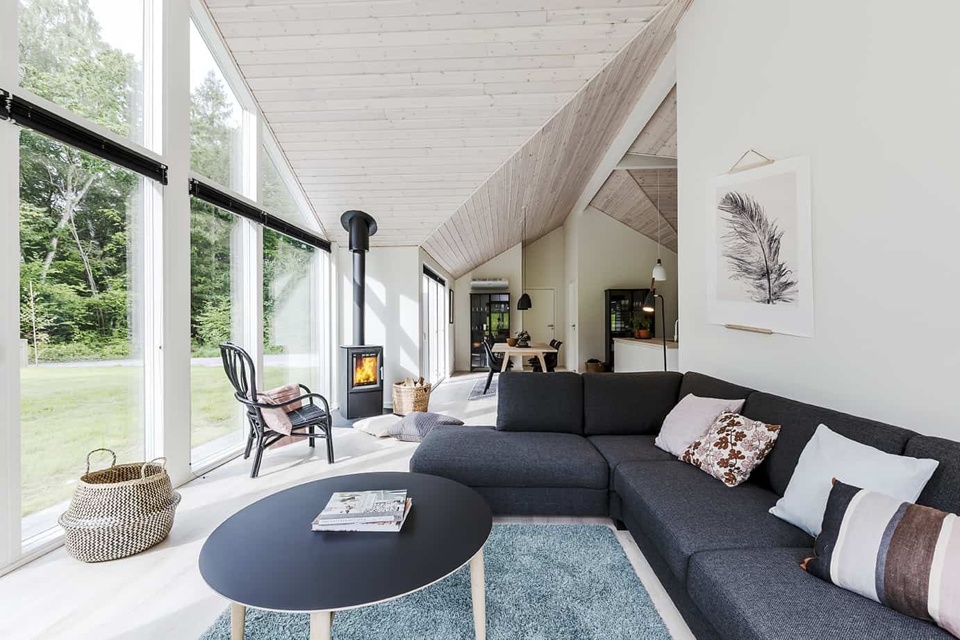 Stue med brændeovn i sommerhus