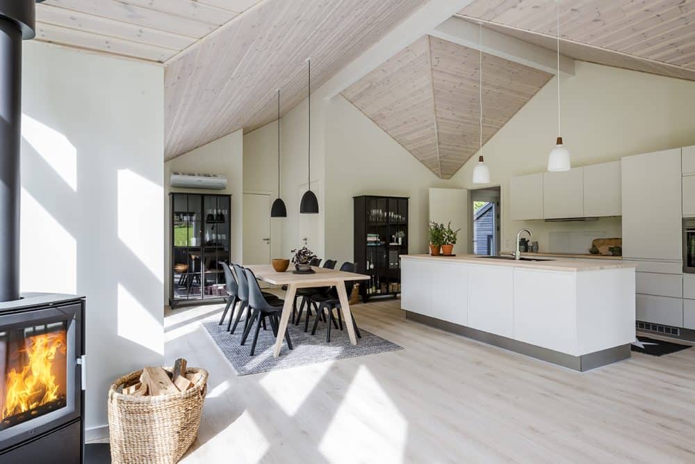 Roligt køkken alrum med træloft