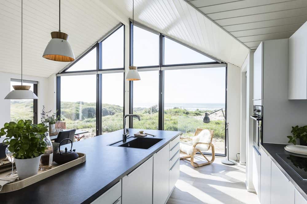 Skanlux Trend sommerhus med udsigt fra køkken. Et arkitekttegnet sommerhus