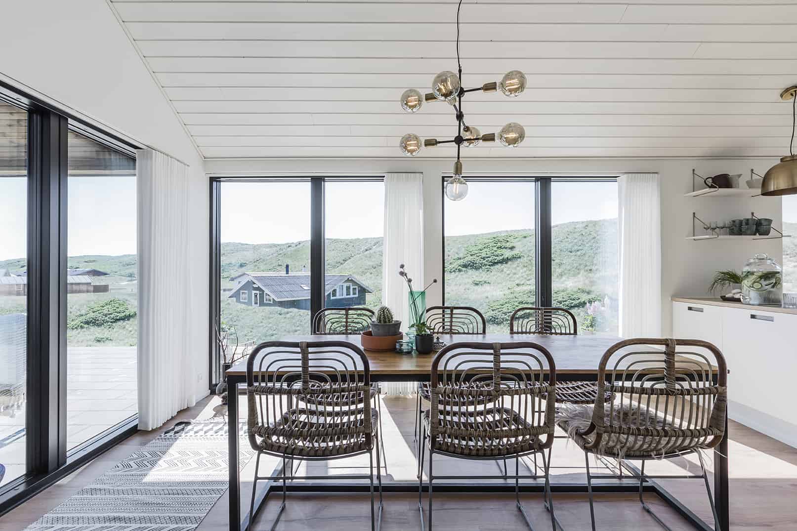 Spisebord med udkig til klitområde