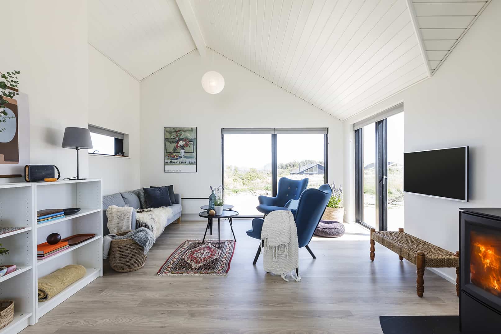 Lys stue med møbler og loft til kip