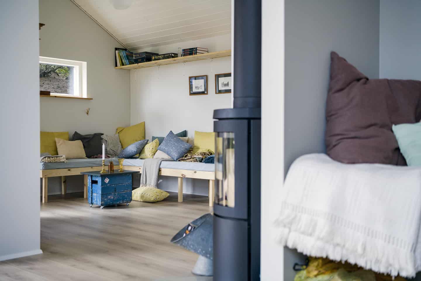 Skanlux sommerhus med bænk og brændeovn