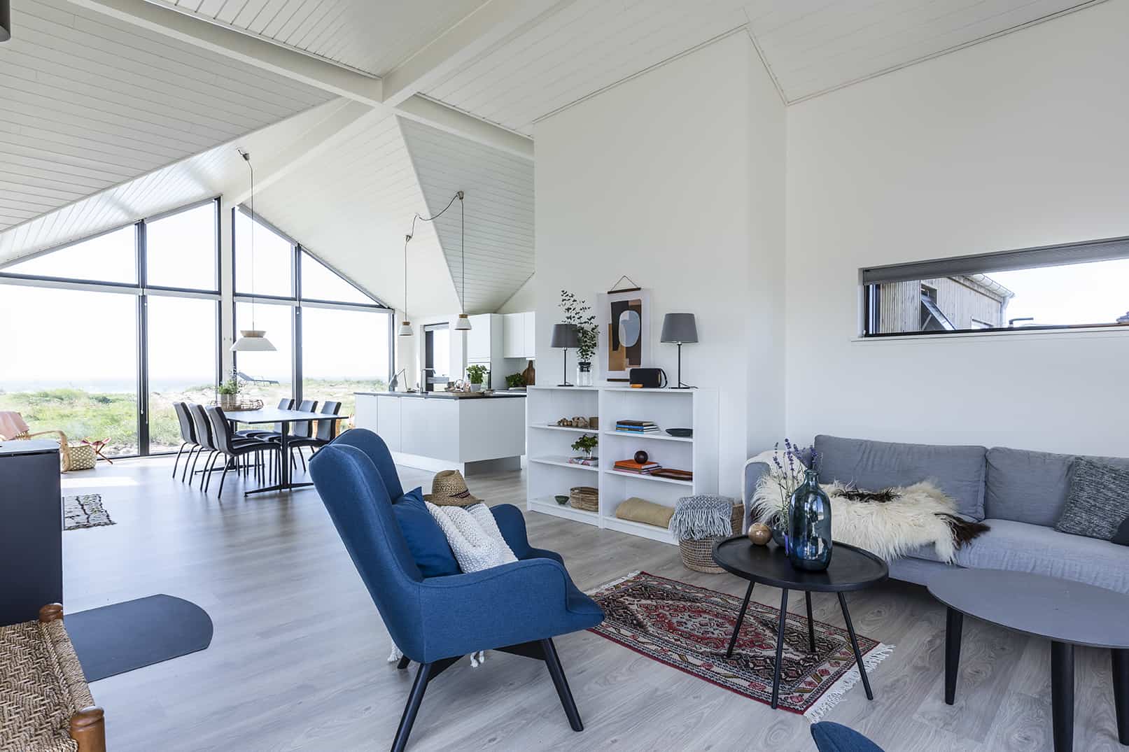 Køkken alrum set fra stuen med møbler