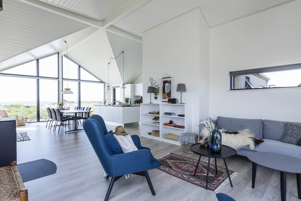 Lyst køkken alrum med loft til kip