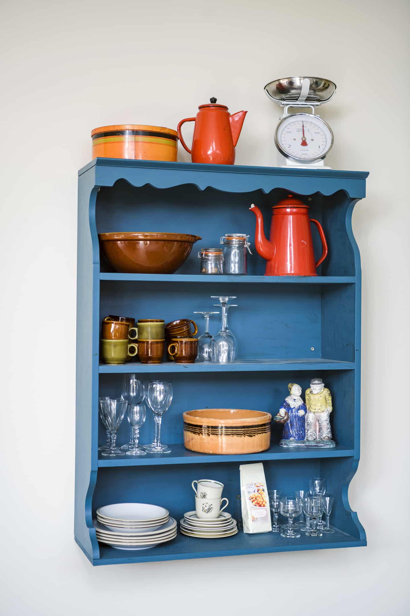 Blå reol i skanlux sommerhus