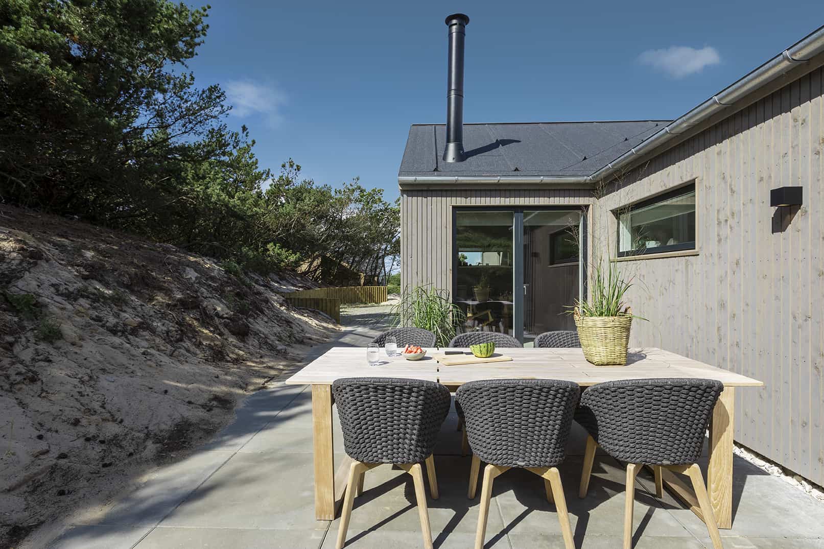 Udendørs spisebord ved Skanlux sommerhus med brændeovn