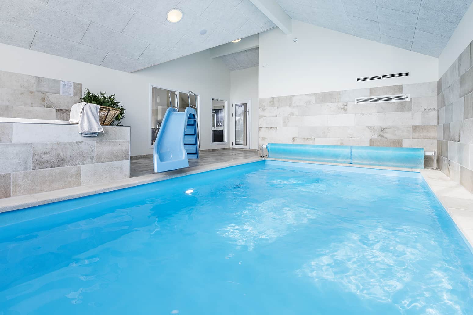 Skanlux Aqua sommerhus med pool og aktivitetsrum