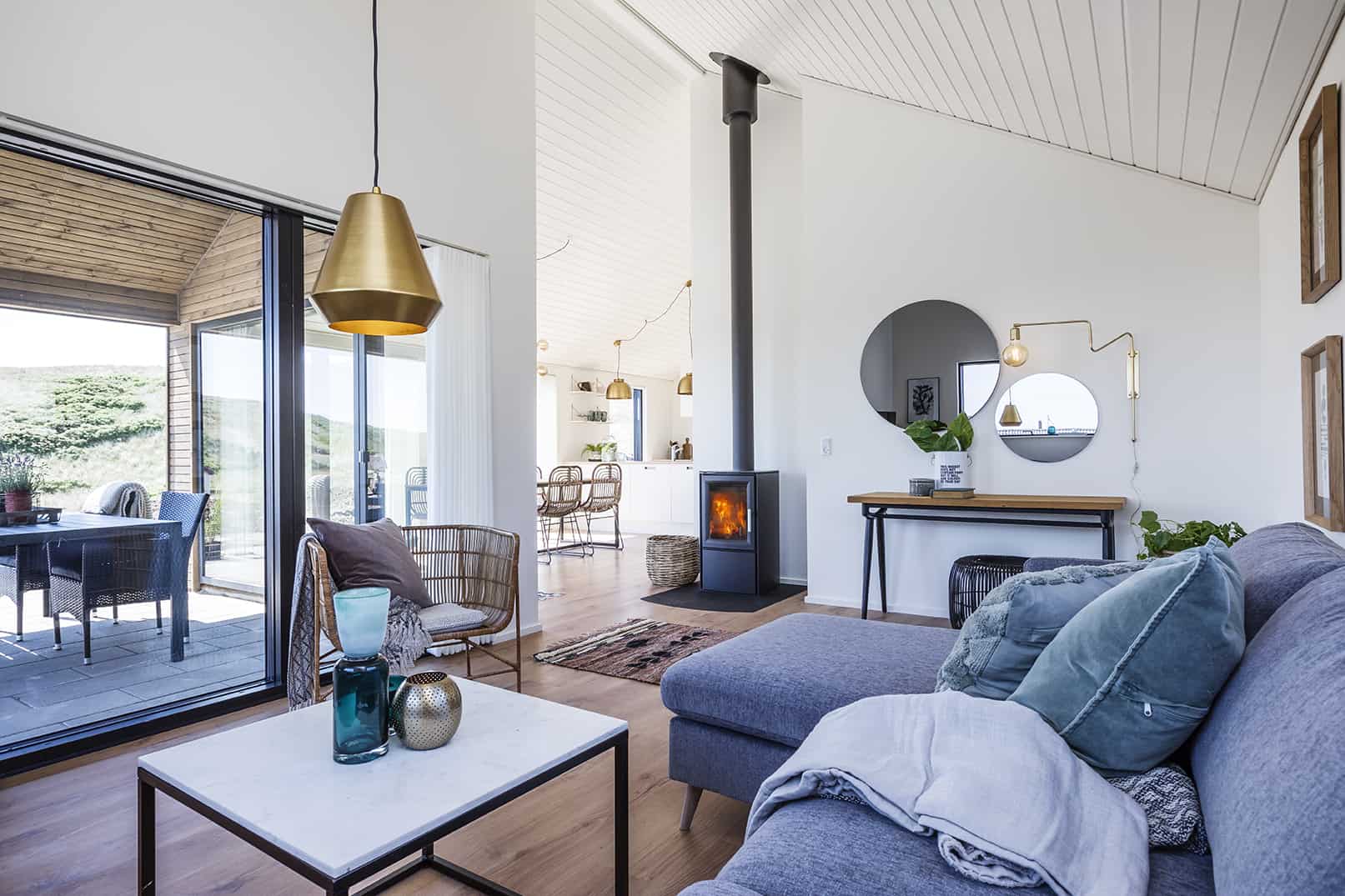 Stue med brændeovn og loft til kip