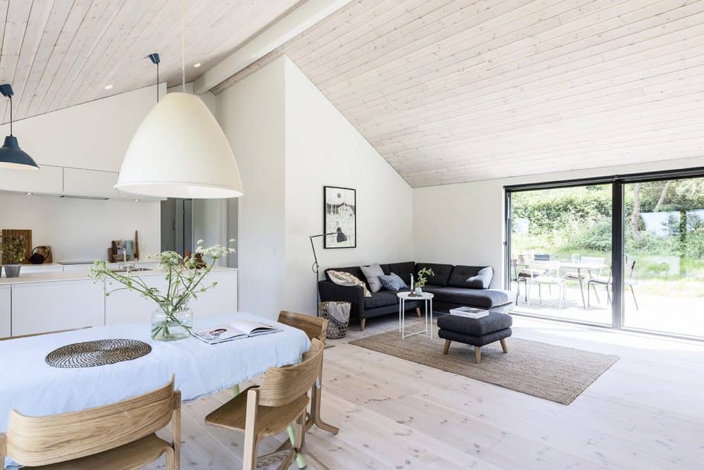 Klassisk sommerhus stil i køkken alrum med kig til stue