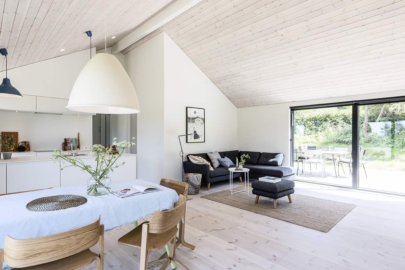 Krog af opholdsrum med stuemøbler