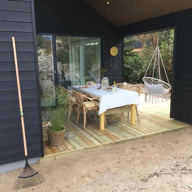 Overdækket træterasse fra sort skanlux sommerhus