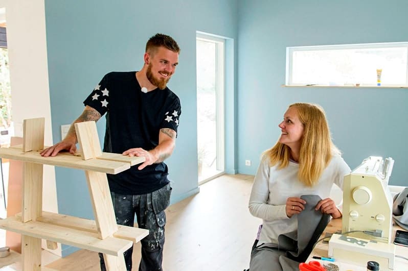 2 personer fra sommerdrømme der er i et rum