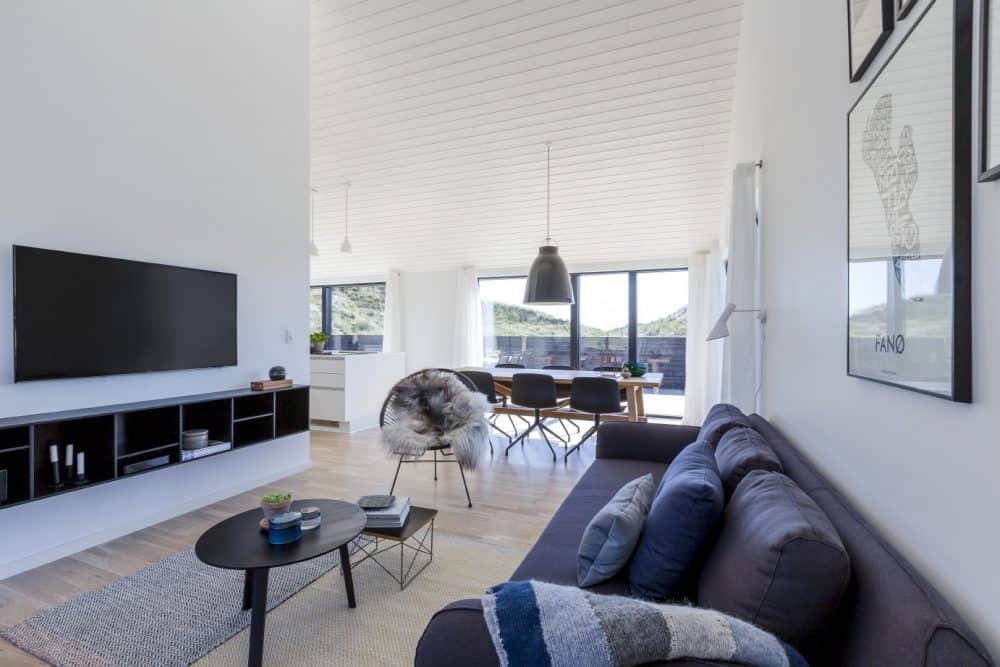 Stue med møbler og væghængt tv