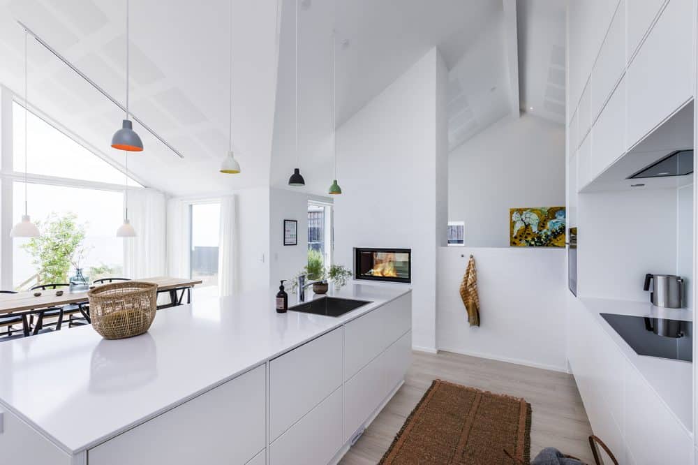 Køkken i hvidt i sommerhus