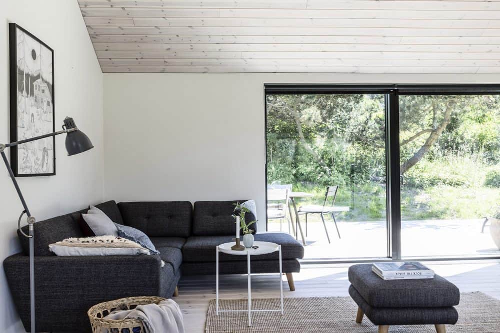 Stue med sofamøbler og stort vinduesparti