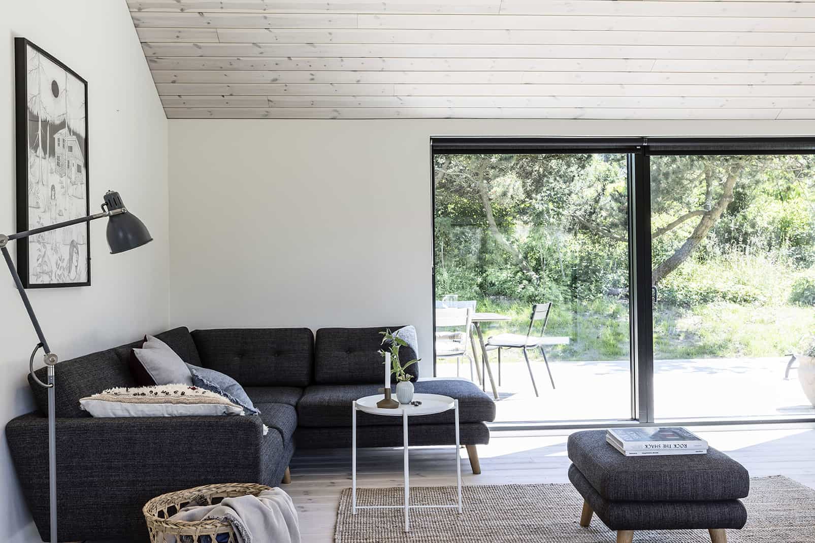 Stue med sofamøbler og stort vinduesparti