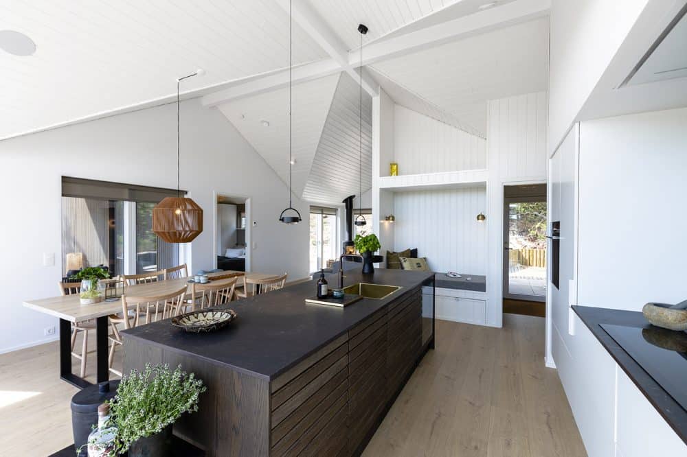 Køkkenalrum med hvide vægge og sort inventer