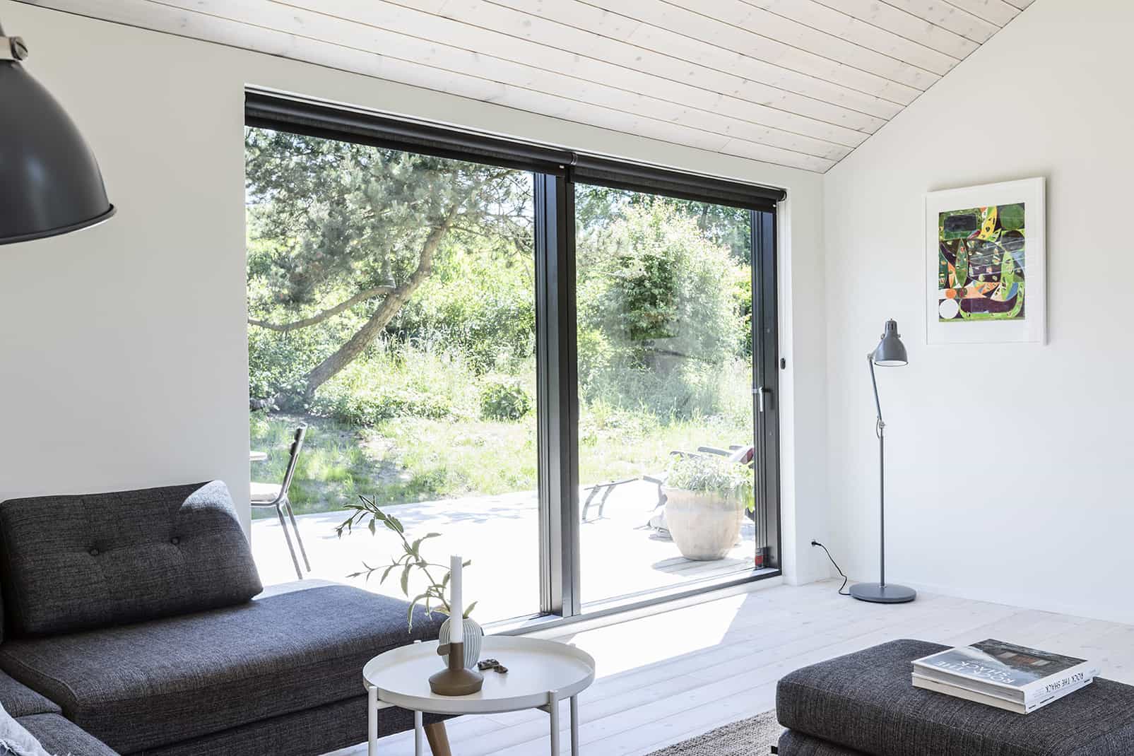 Vinduesparti i sommerhus med masser af lysindfald