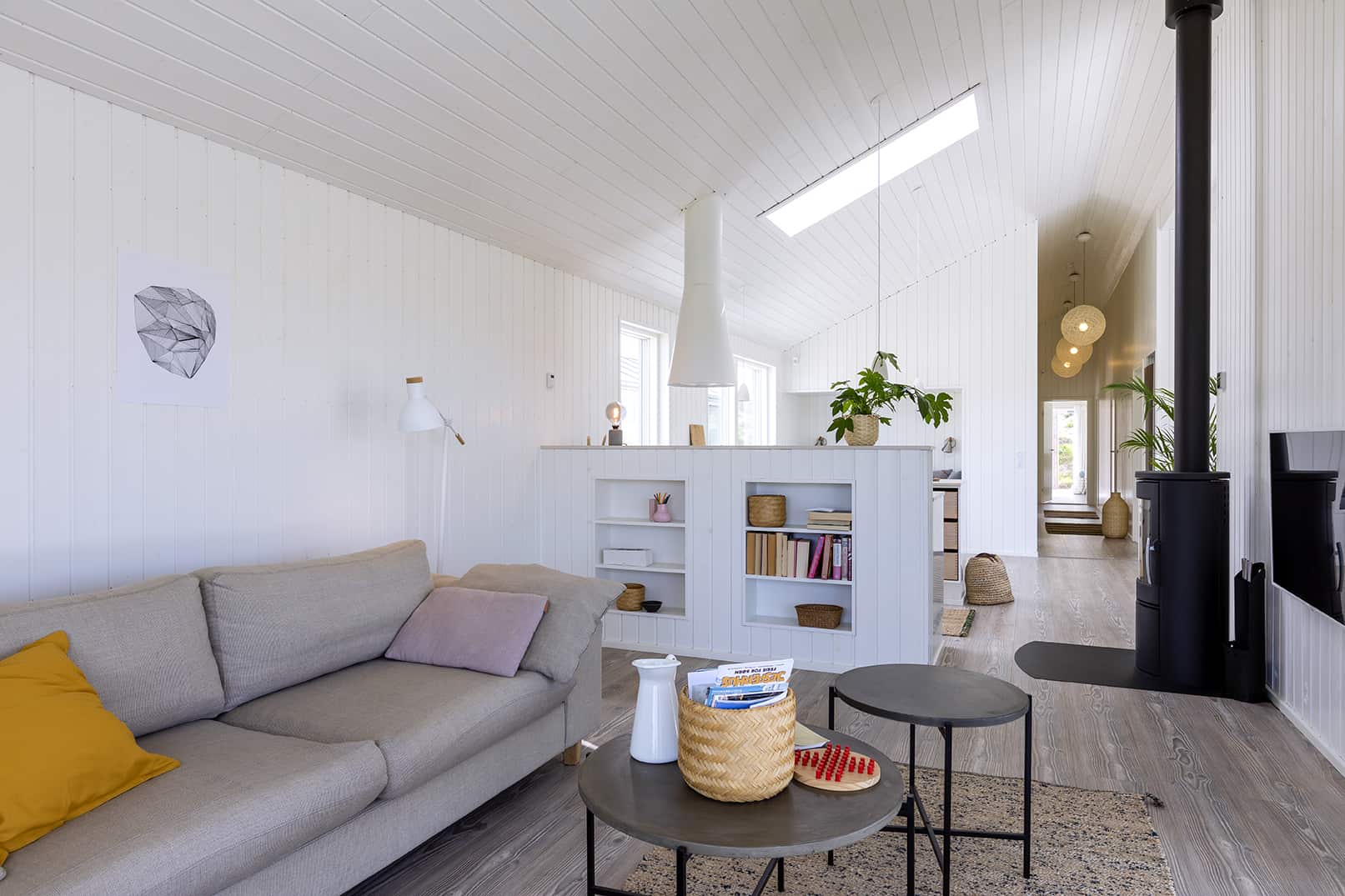 Åben rummet op og luk lyset ind med ovenlysvinduer i dit Skanlux hus eller sommerhus.