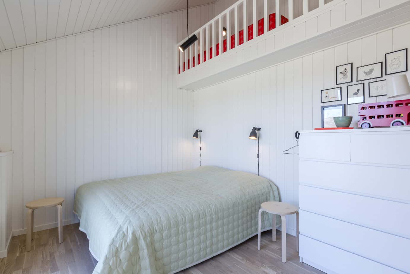 Værelse med kig til hems