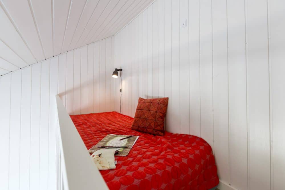 Hems med soveplads med rødt betræk