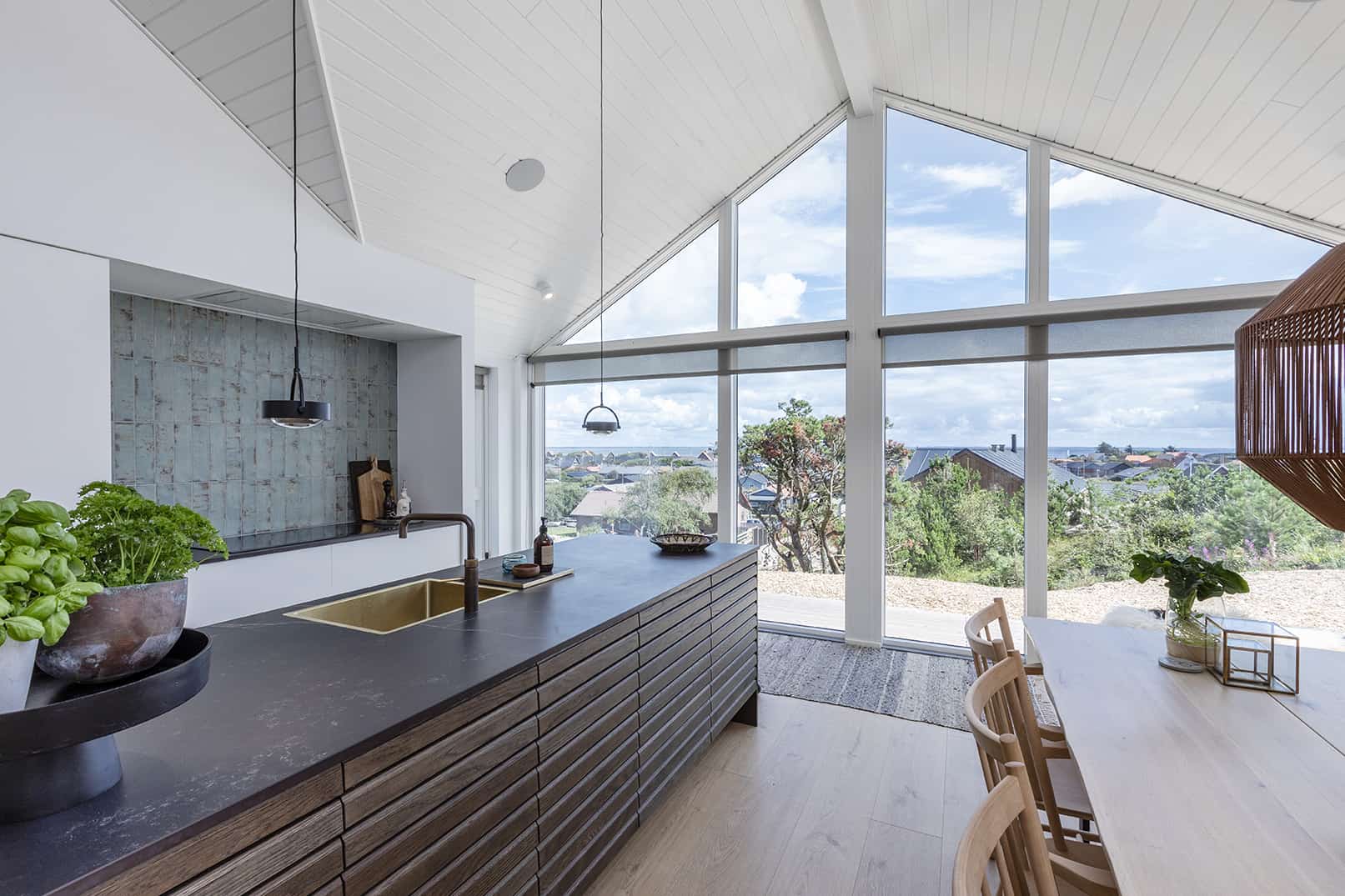 Sort køkkenø i alrum med god belysning