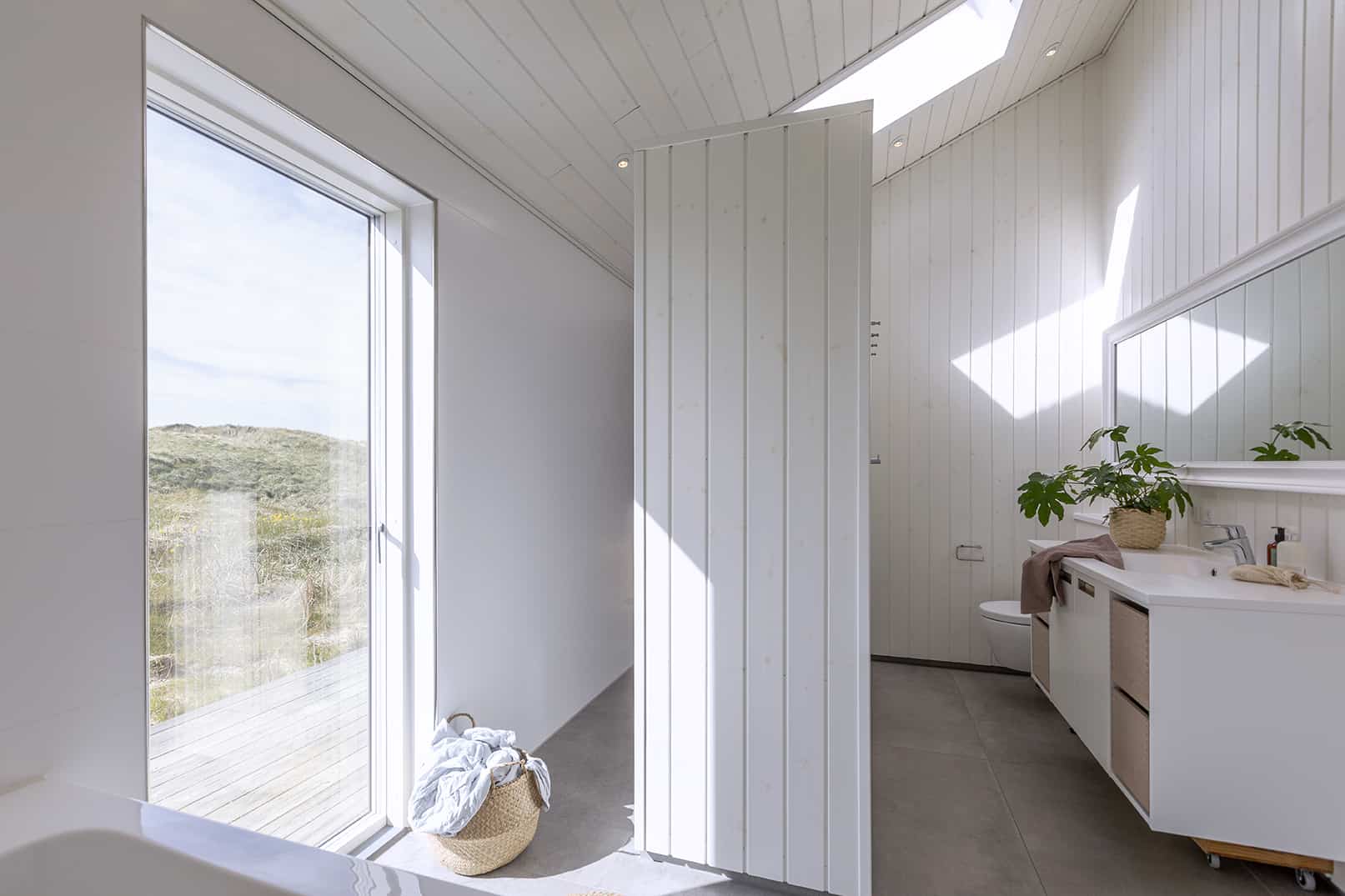 Åben rummet op og luk lyset ind med ovenlysvinduer i dit Skanlux hus eller sommerhus.