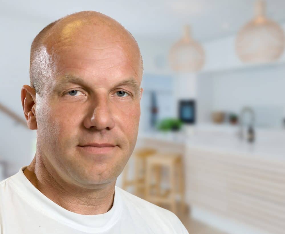 Allan Holm portrætfoto med baggrund af køkken