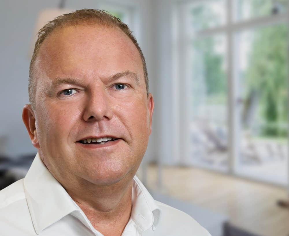 Portrætfoto af Claus Petersen med baggrund