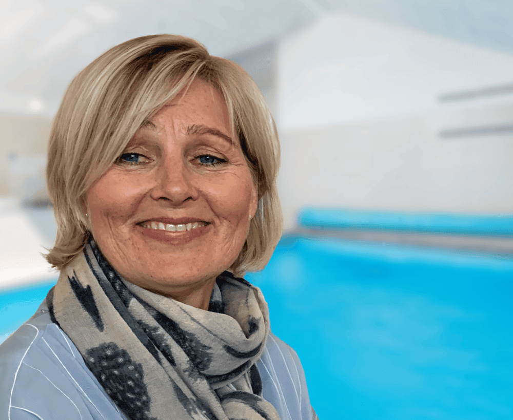 Gitte Feldskou portrætfoto med baggrund af pool