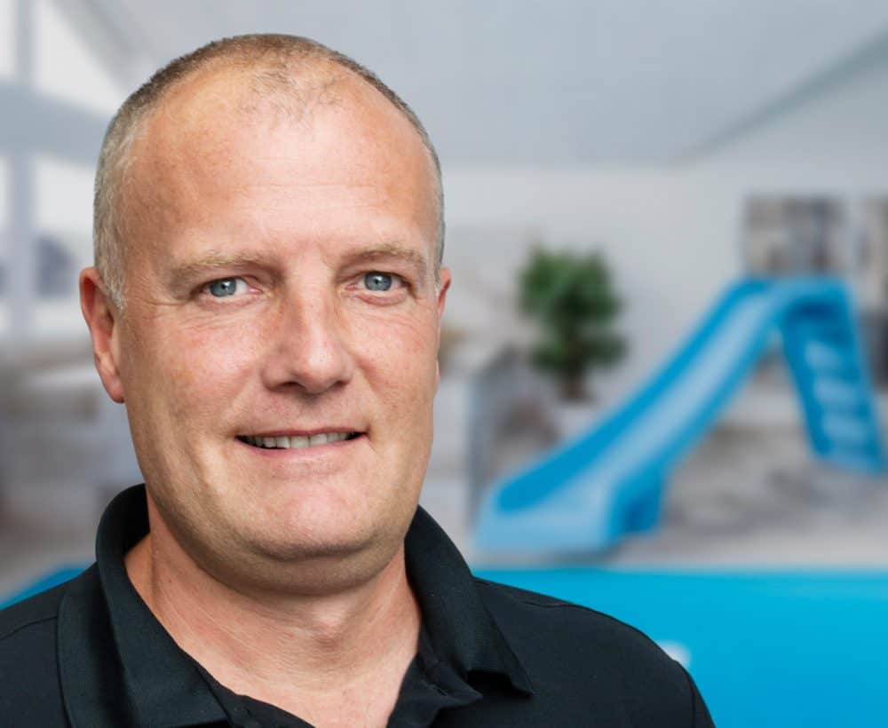 Jakob Nautrup portrætfoto med poolrum i baggrund