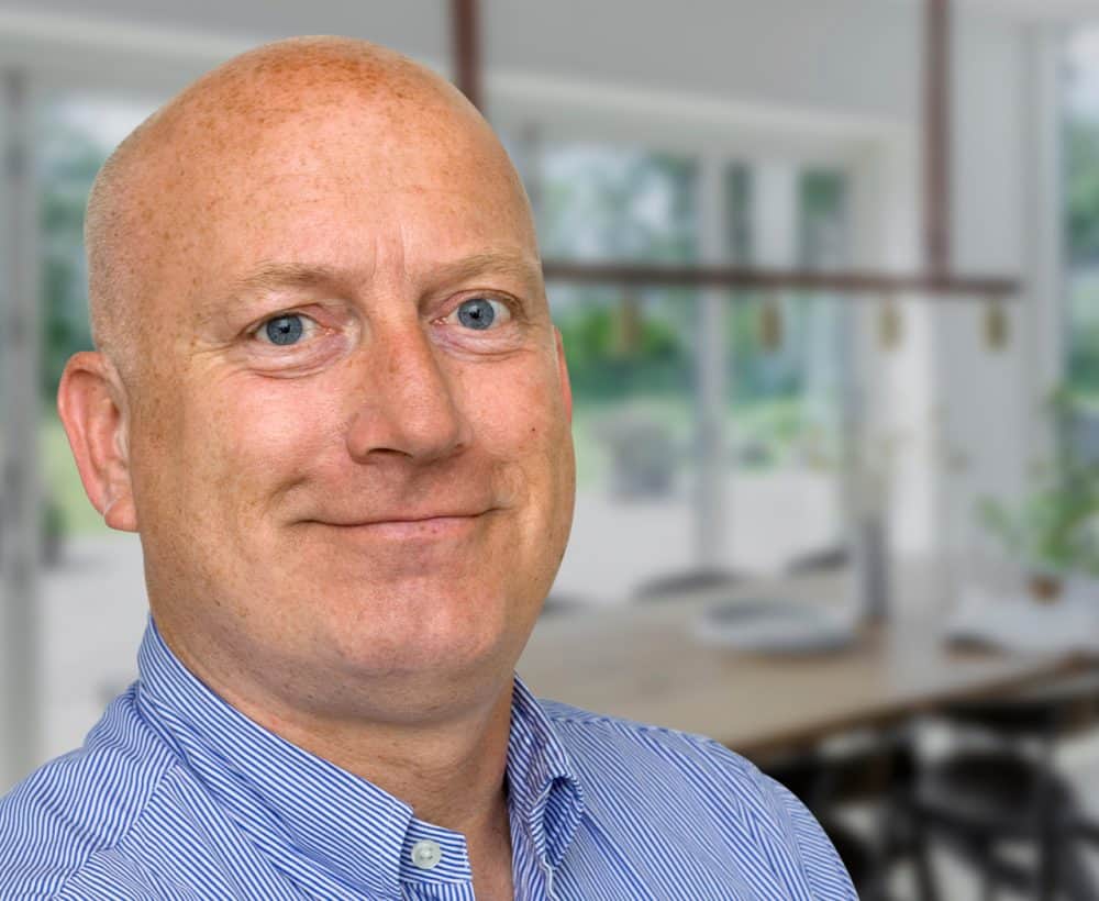 Portrætfoto af Jan Risbæk Olesen med baggrund