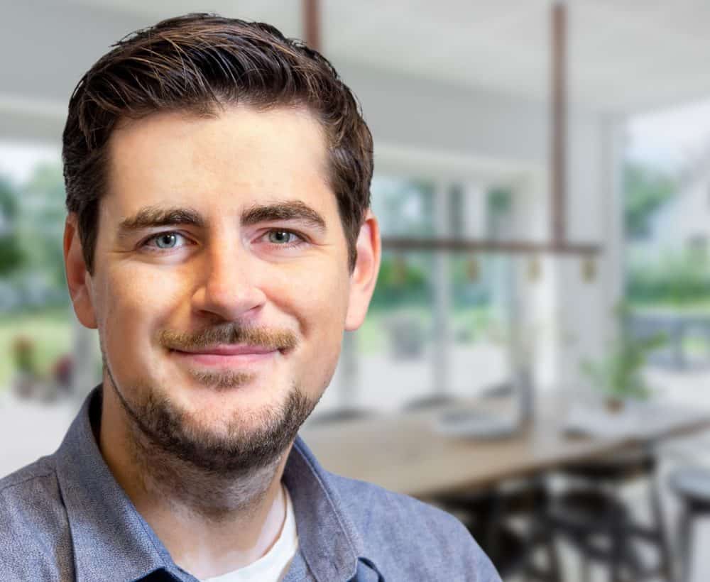 Jesper Høegh portrætfoto med spisestue i baggrund