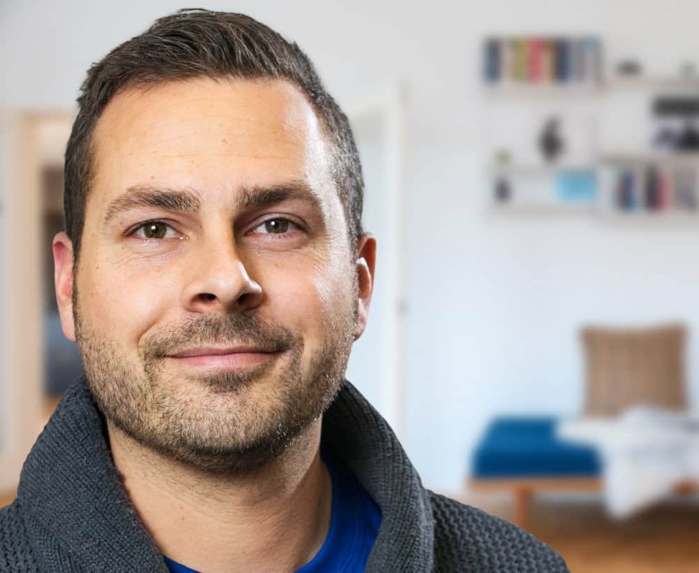 Kasper Danholt portrætfoto med baggrund