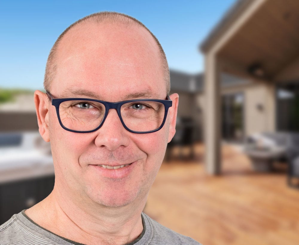 Glad Martin Bojer portrætfoto med baggrund