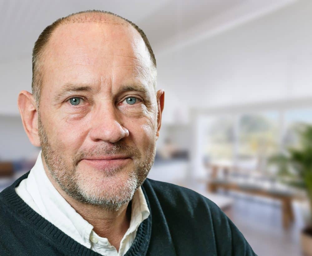 Michael Julsbo portrætfoto i sommerhus