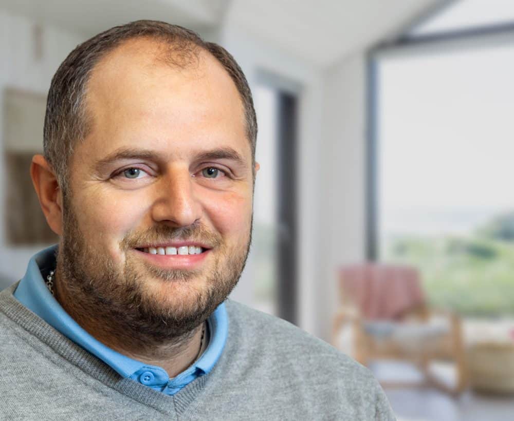 Stefan Sørensen portrætfoto med baggrund med udsigt