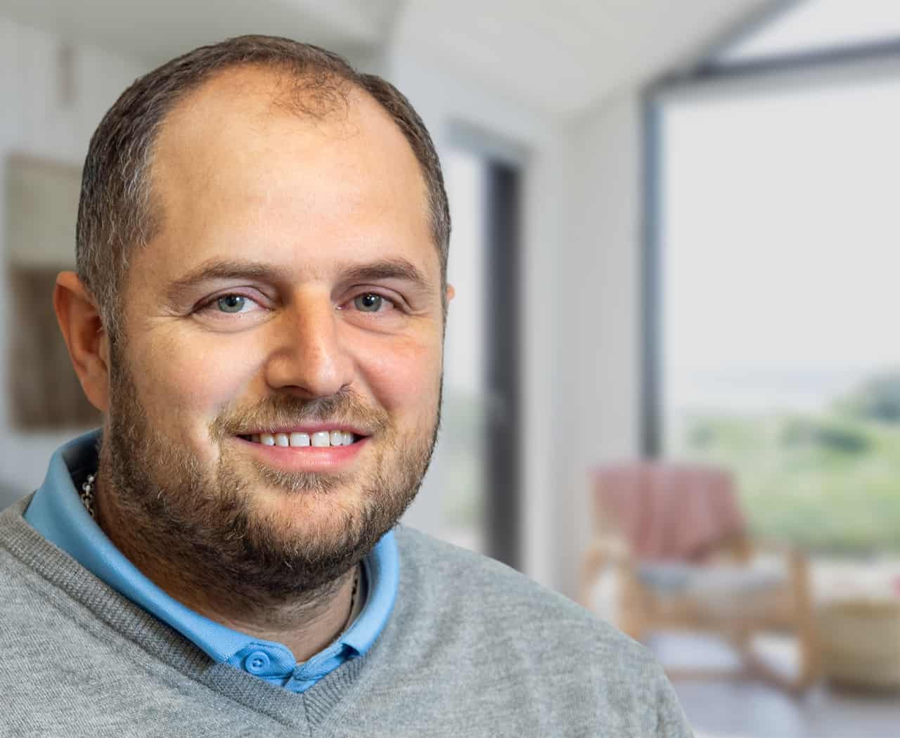 Stefan Sørensen portrætfoto med baggrund med udsigt