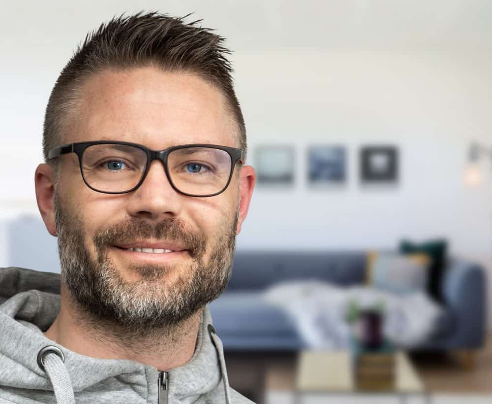 Steffen Gregersen portrætfoto med stue i baggrund